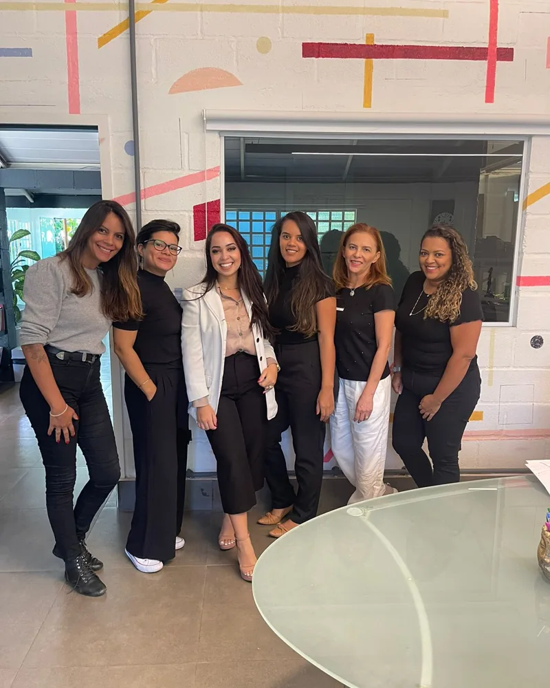 Equipe da Meizon RH reunida no escritório