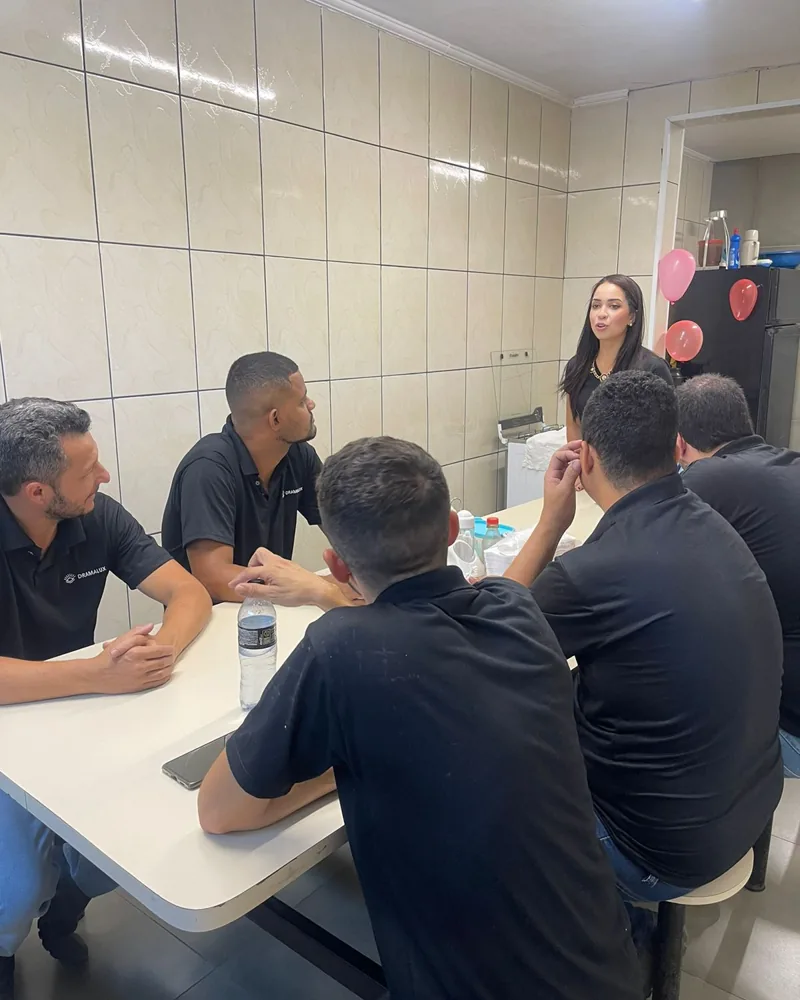 Consultora da Meizon RH conduzindo uma reunião com candidatos